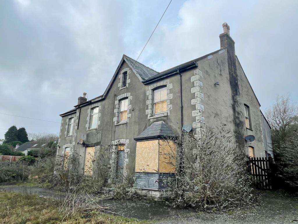 Lot: 125 - PAIR OF FOUR-BEDROOM HOUSES FOR IMPROVEMENT ON LARGE SITE OFFERING FURTHER POTENTIAL -